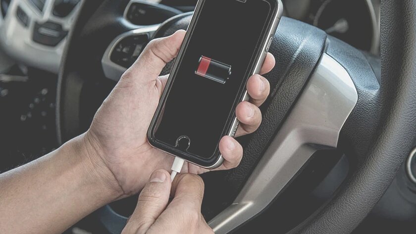 駕車充電體驗 - 自動感應無線充電車架